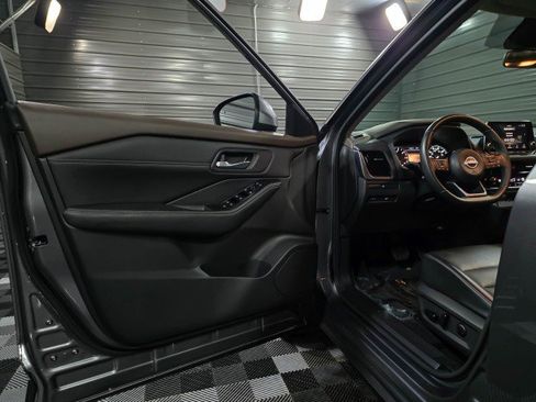 Used 2022 Nissan Rogue SV w/ SV Premium Package image 31