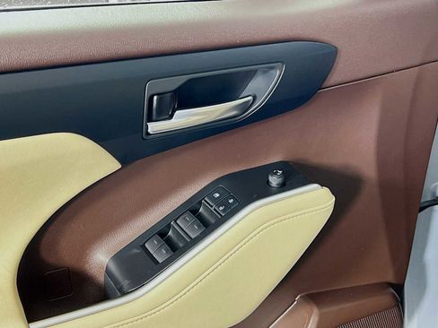 Used 2021 Toyota Highlander XLE image 18