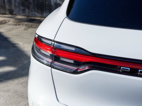 Certified 2025 Porsche Macan image 18