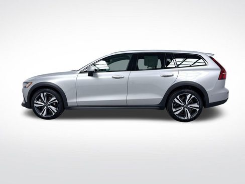 Used 2025 Volvo V60 B5 Cross Country Plus AWD/4WD image 3