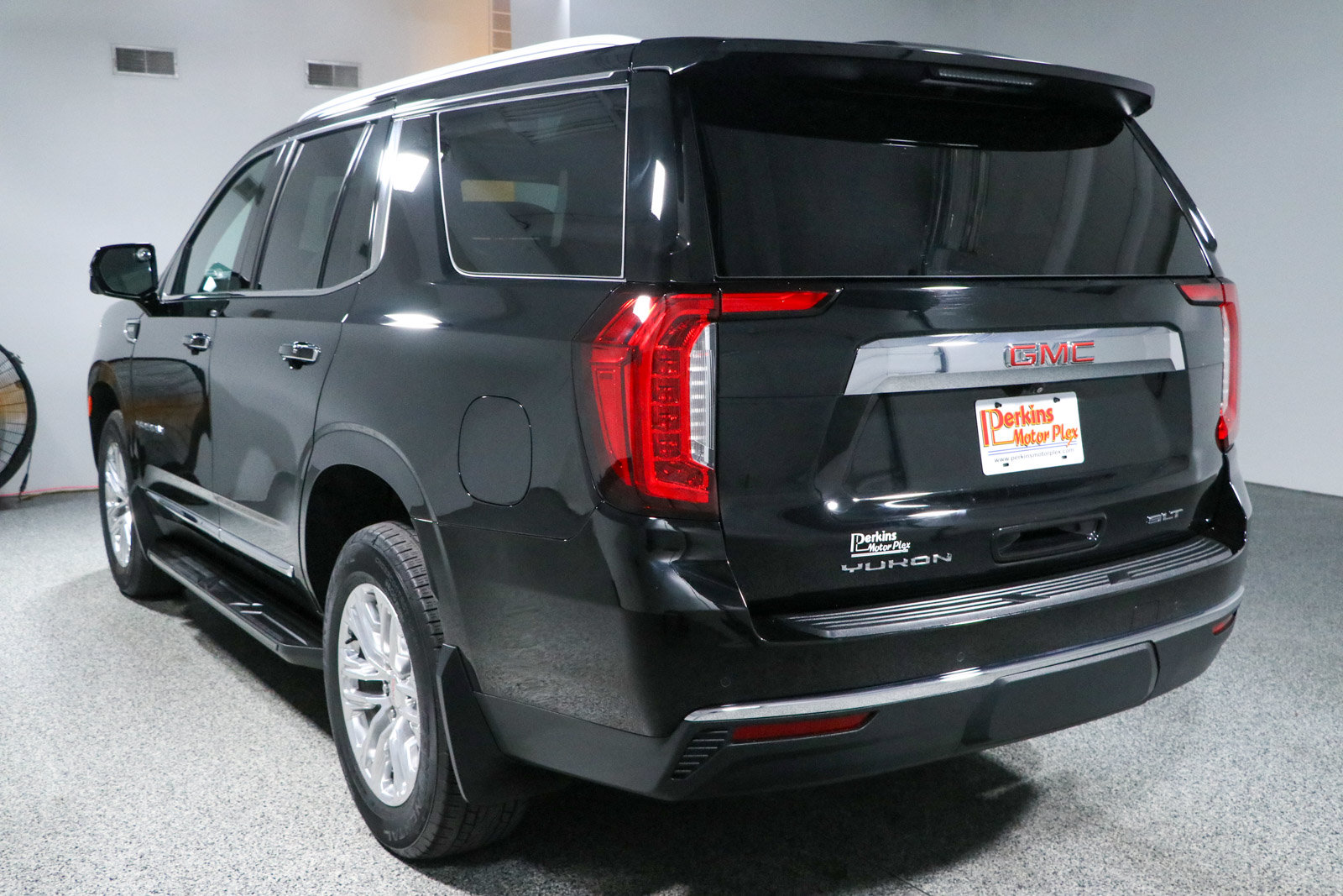 Used 2023 GMC Yukon SLT w/ SLT Premium Package AWD/4WD image 9