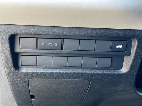 New 2025 Mitsubishi Outlander SE image 9