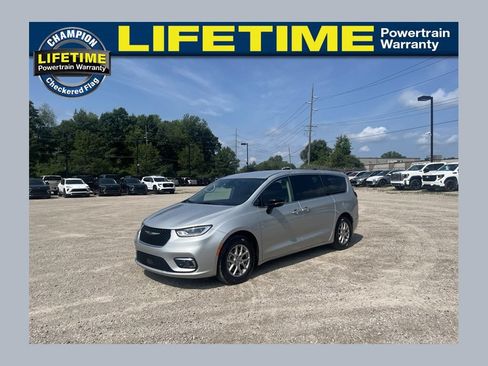 Used 2024 Chrysler Pacifica Touring-L FWD image 1