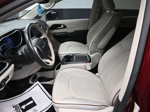 Used 2018 Chrysler Pacifica Limited image 14