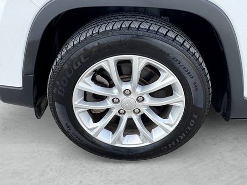 Used 2020 Jeep Cherokee Latitude FWD image 23