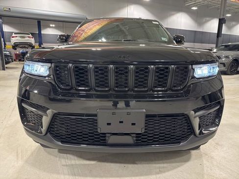 Used 2025 Jeep Grand Cherokee Altitude image 2