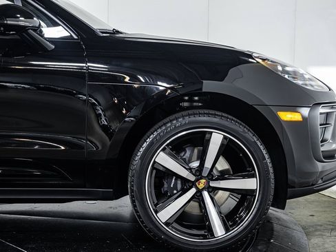 Certified 2025 Porsche Macan image 11