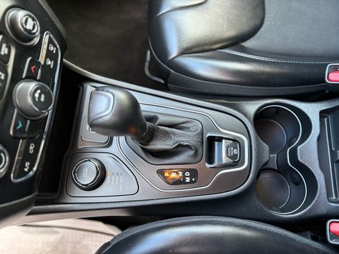 Used 2019 Jeep Cherokee Latitude Plus w/ Cold Weather Group image 22