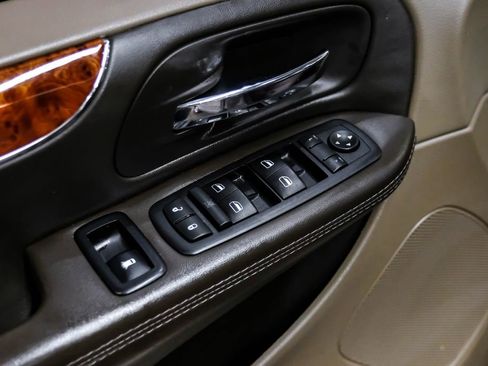 Used 2016 Chrysler Town & Country Touring-L FWD image 46
