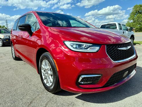 Used 2025 Chrysler Pacifica Select FWD image 8