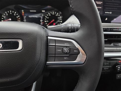 Used 2024 Jeep Compass Latitude image 23