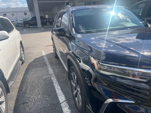 Used 2025 Honda Pilot Touring image 2