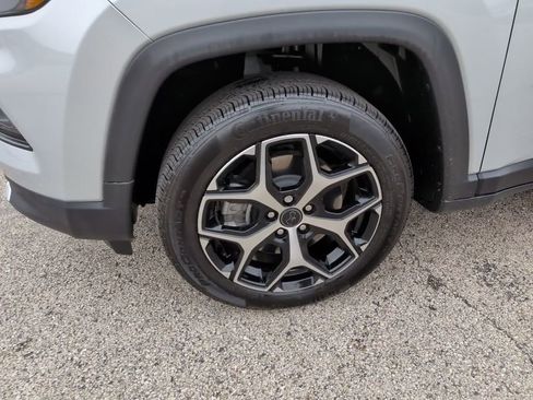 Used 2025 Jeep Compass Limited image 15