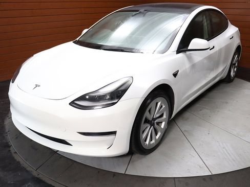 Used 2023 Tesla Model 3 Standard Range image 5