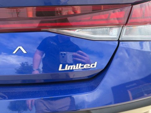 Used 2025 Hyundai Elantra Limited FWD image 5