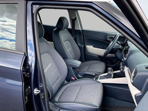 Used 2024 Hyundai Venue Limited FWD image 8
