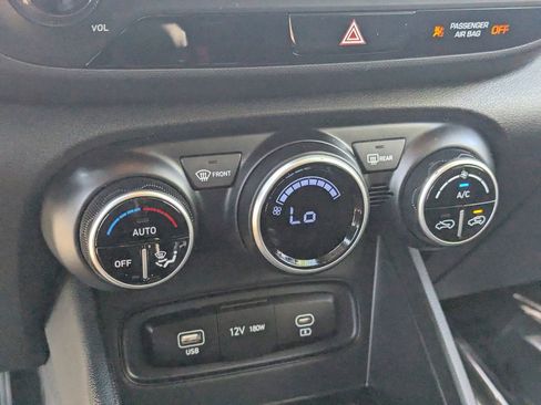 Used 2025 Hyundai Venue SEL image 26