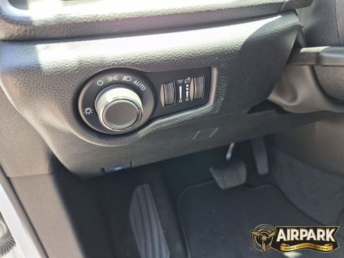 New 2027 Chrysler Pacifica Select FWD image 20