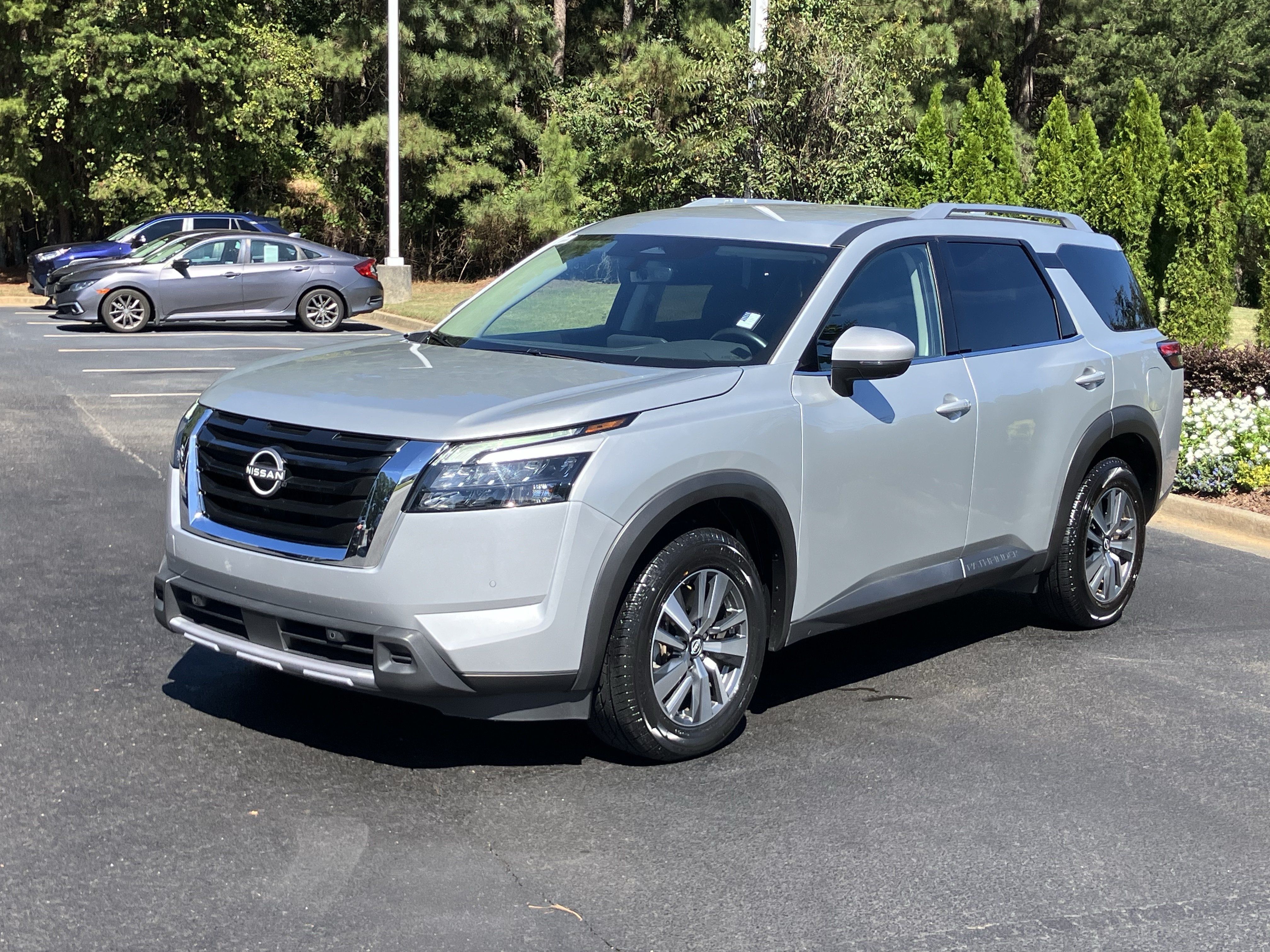 Used 2025 Nissan Pathfinder SL FWD image 6