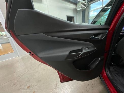 Used 2022 Chevrolet Bolt EUV LT w/ Comfort Package FWD image 18
