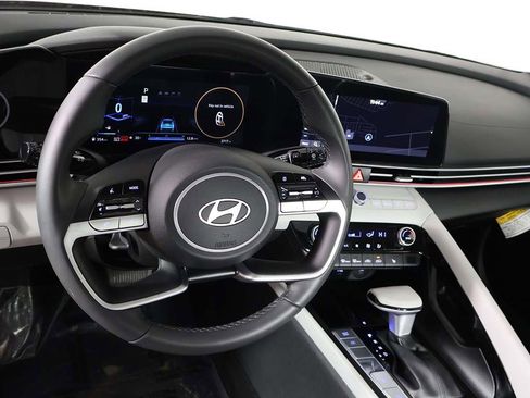 Certified 2025 Hyundai Elantra Limited image 27