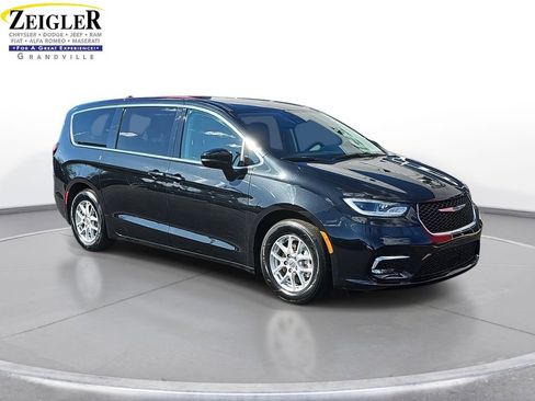 Used 2024 Chrysler Pacifica Touring-L image 3