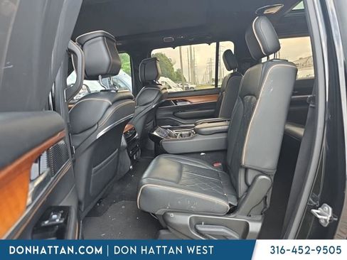 Used 2023 Jeep Grand Wagoneer Series III AWD/4WD image 10