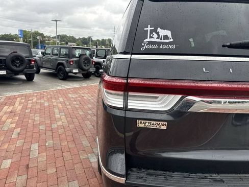 Used 2022 Lincoln Navigator Reserve AWD/4WD image 10