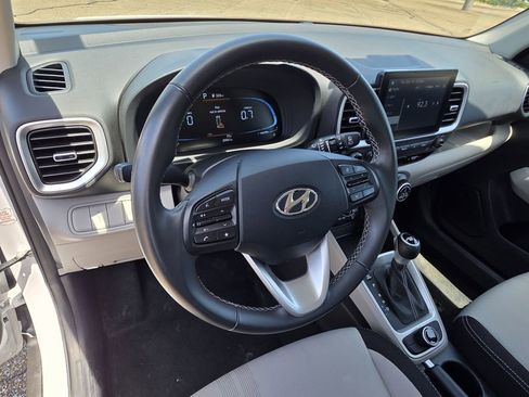 Used 2025 Hyundai Venue SEL FWD image 13