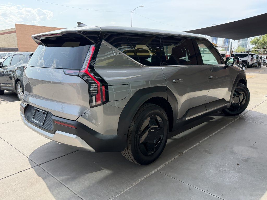 Used 2024 Kia EV9 Light RWD image 4