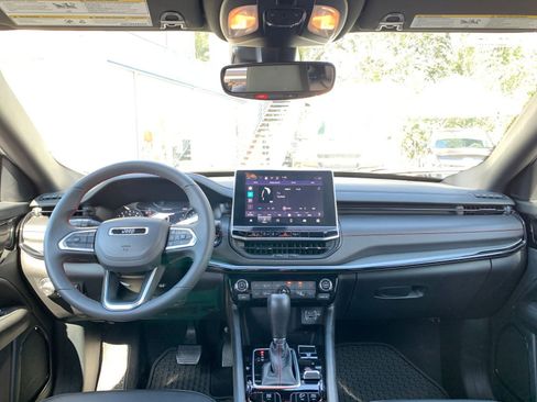 Used 2025 Jeep Compass Trailhawk image 32