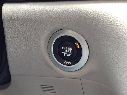 Used 2024 Chrysler Pacifica Touring-L image 23