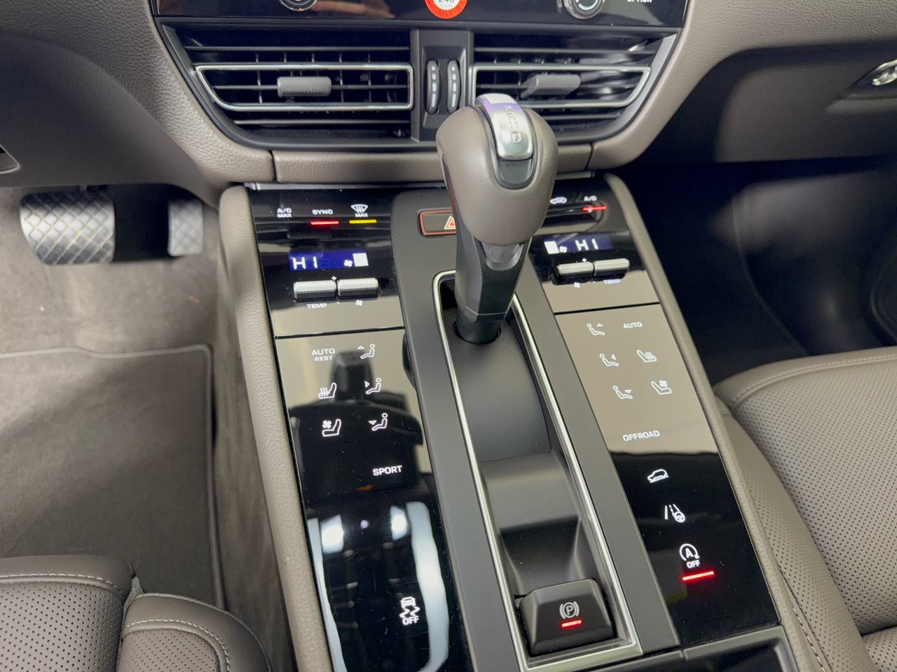 Certified 2025 Porsche Macan w/ Premium Package Plus AWD/4WD image 25