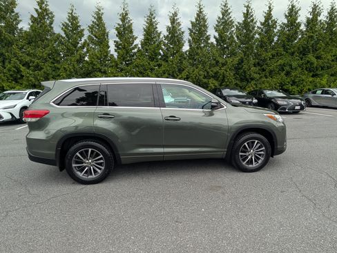 Used 2017 Toyota Highlander XLE AWD/4WD image 2