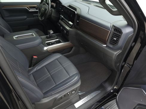 Used 2022 Chevrolet Silverado 1500 High Country w/ Technology Package image 39