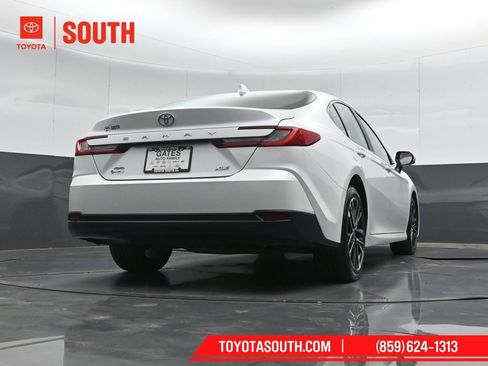 Used 2025 Toyota Camry XLE AWD/4WD image 35