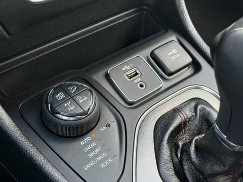 Used 2021 Jeep Cherokee Trailhawk AWD/4WD image 27