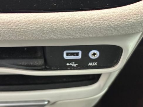 Used 2018 Chrysler Pacifica Limited w/ Tire & Wheel Group FWD image 33