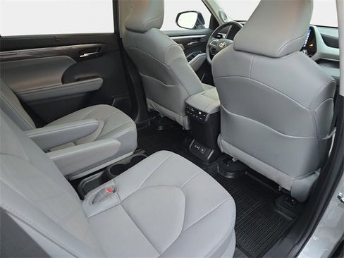 Used 2022 Toyota Highlander Platinum image 13