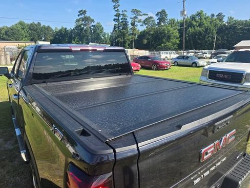 Used 2022 GMC Sierra 1500 SLT AWD/4WD image 32