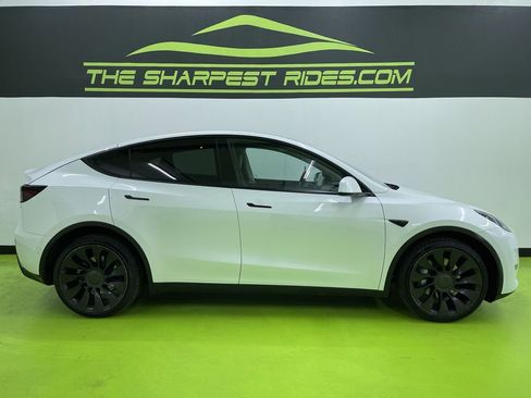 Used 2022 Tesla Model Y Long Range image 11