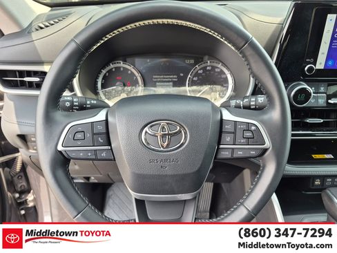 Certified 2024 Toyota Highlander XLE AWD/4WD image 17