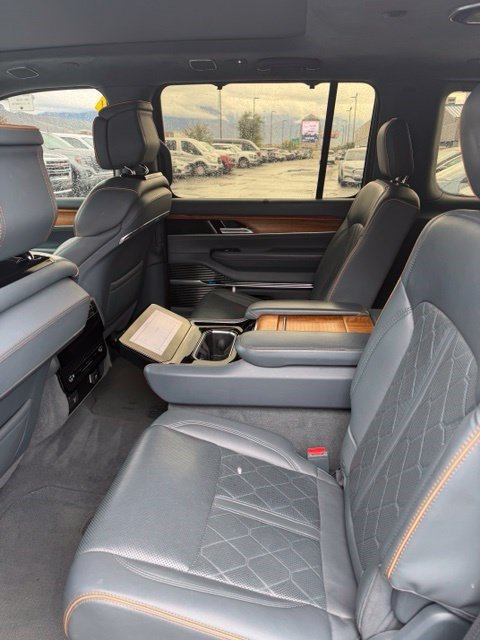 Used 2022 Jeep Grand Wagoneer Series III AWD/4WD image 14