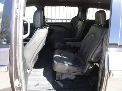 Used 2020 Chrysler Pacifica Touring-L Plus w/ S Appearance Package FWD image 11