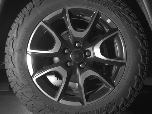 Used 2025 Jeep Compass Trailhawk AWD/4WD image 12