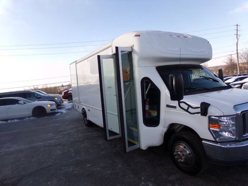 Used 2019 Ford E-450 and Econoline 450 Super Duty w/ Shuttle Bus Prep Package RWD image 63