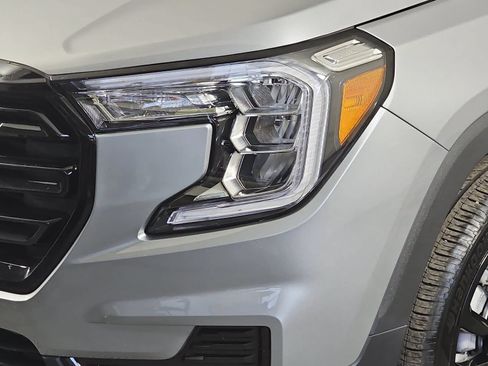 Used 2024 GMC Terrain SLE w/ Driver Convenience Package AWD/4WD image 9