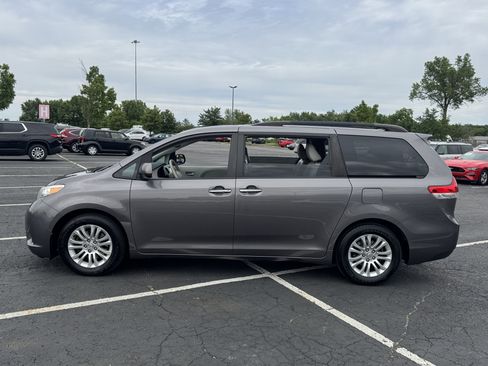 Used 2014 Toyota Sienna XLE w/ Entertainment Package FWD image 9
