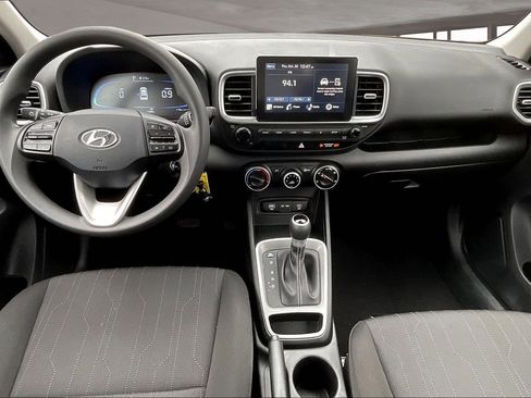 Certified 2025 Hyundai Venue SE image 7