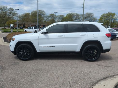 Used 2018 Jeep Grand Cherokee Laredo AWD/4WD image 5